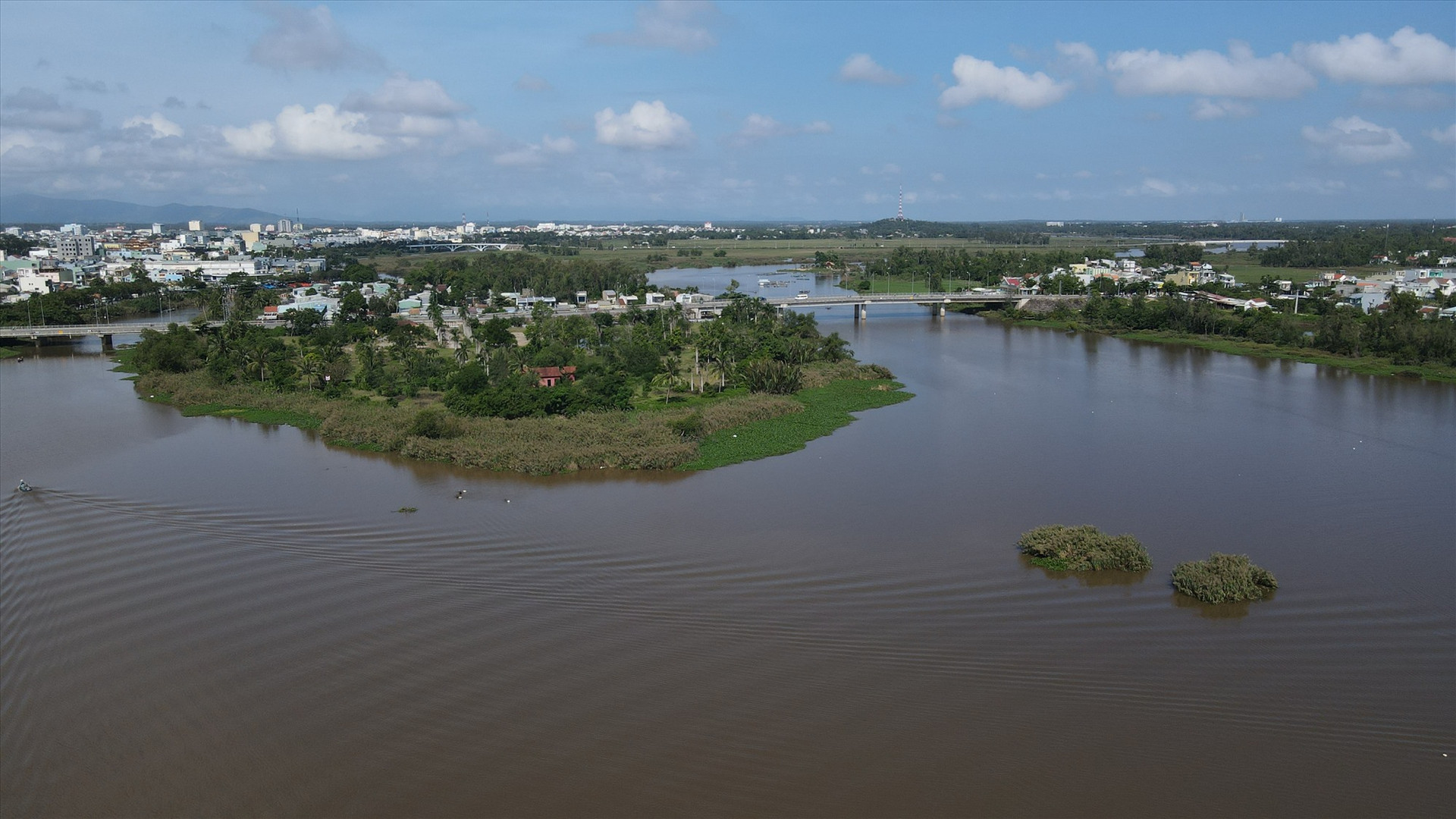 Khúc sông quanh Cồn Thị vẫn luôn là địa điểm quen thuộc của người cào lươn suốt nhiều năm nay. Ảnh: T.L