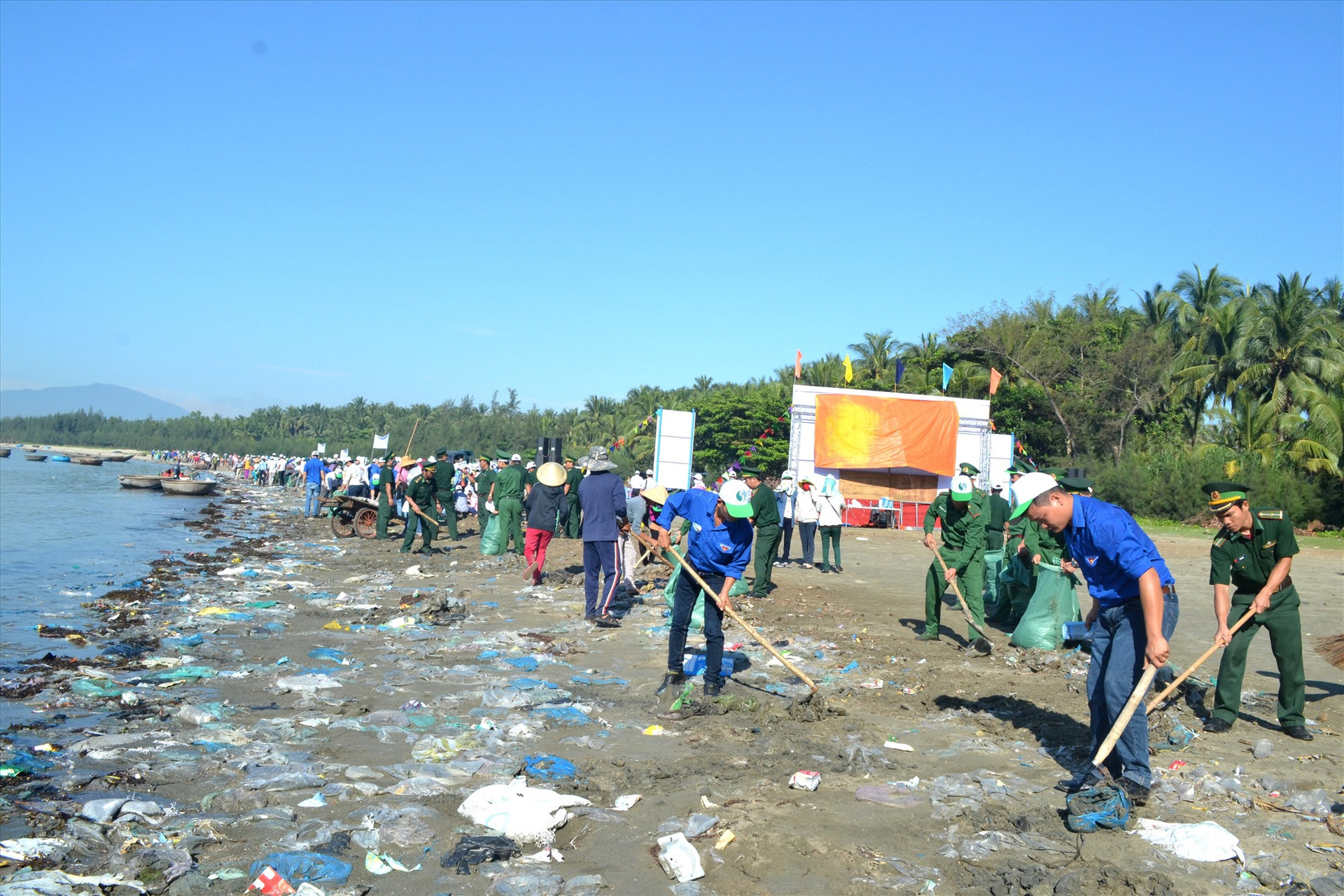 Sau mỗi đợt bão lụt, rác thải tấp nhiều vào bãi biển xã đảo Tam Hải. Ảnh: VIỆT QUANG