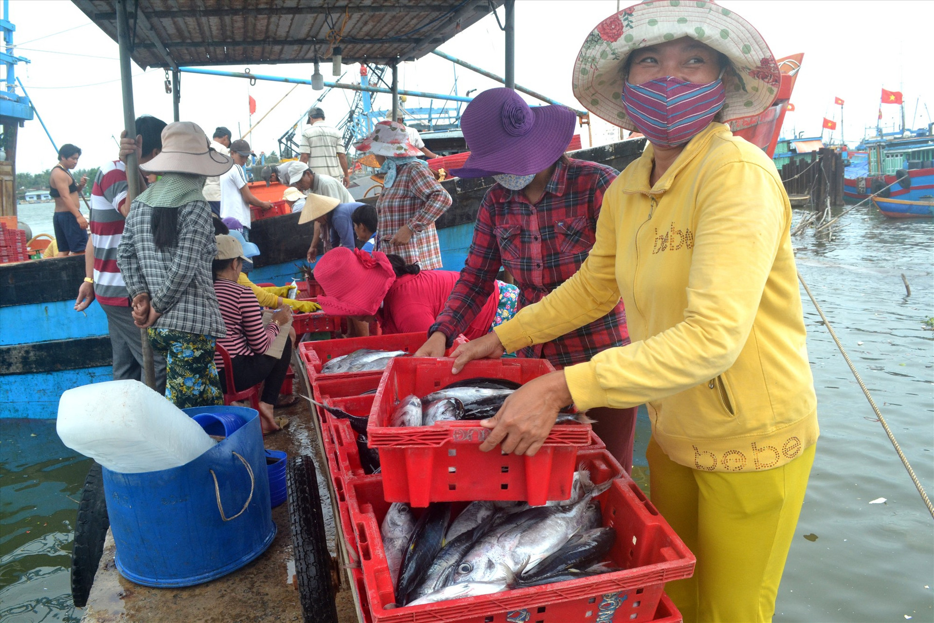 Tàu cá của ngư dân xã Tam Quang cập bờ bán hải sản. Ảnh: VIỆT NGUYỄN