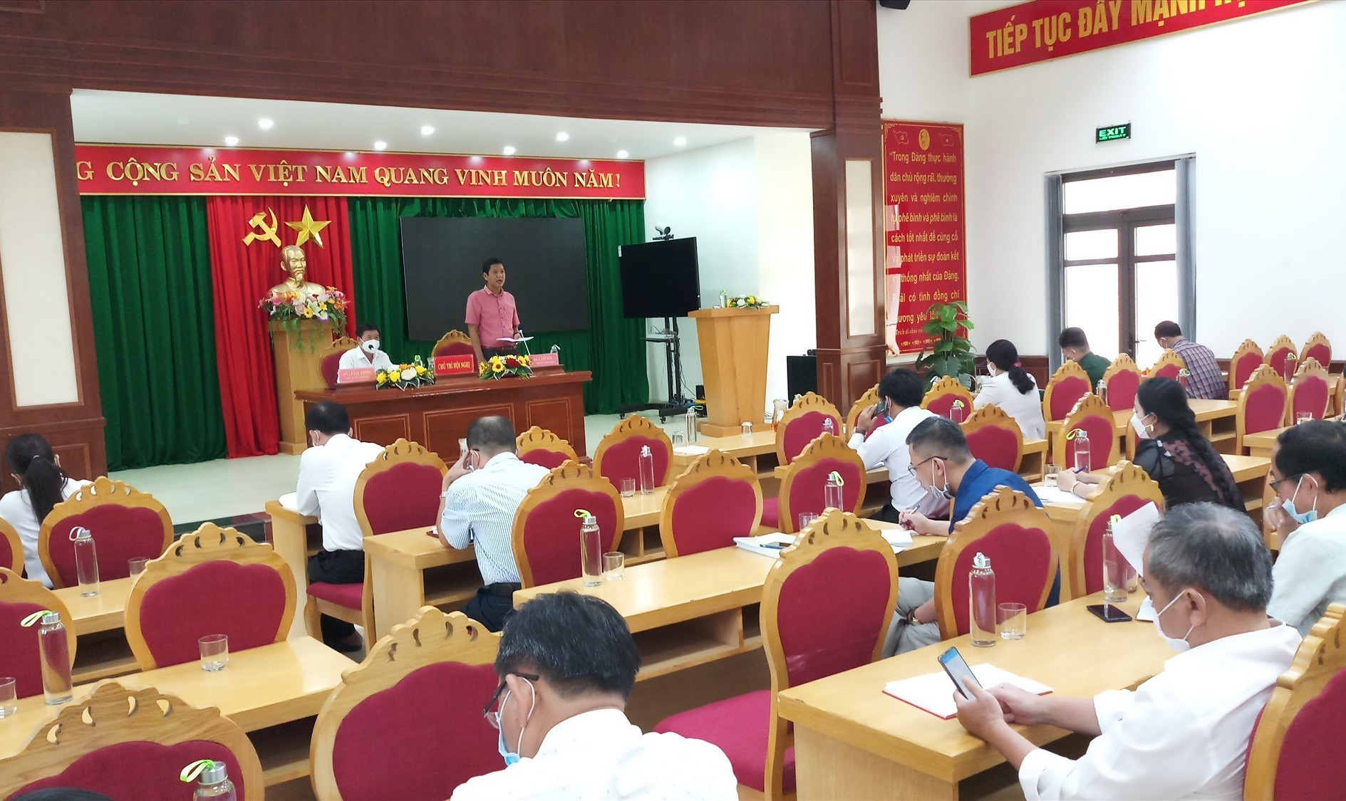 Ông A Viết Sơn - Chủ tịch UBND huyện kiêm Chỉ huy trưởng Trung tâm Chỉ huy phòng chống dịch Covid-19 huyện Nam Giang phát biểu tại cuộc họp. Ảnh: A.N