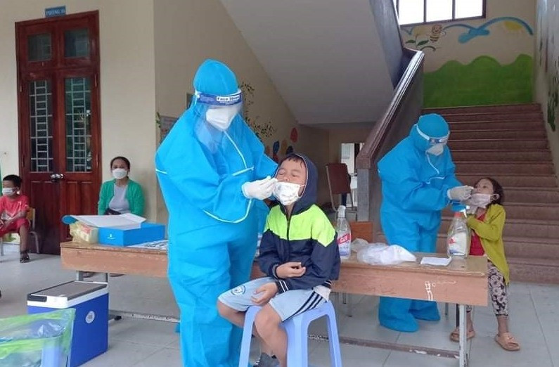 Ngành y tế Nam Giang lấy mẫu xét nghiệm Covid-19 trong trường học. Ảnh: A.N