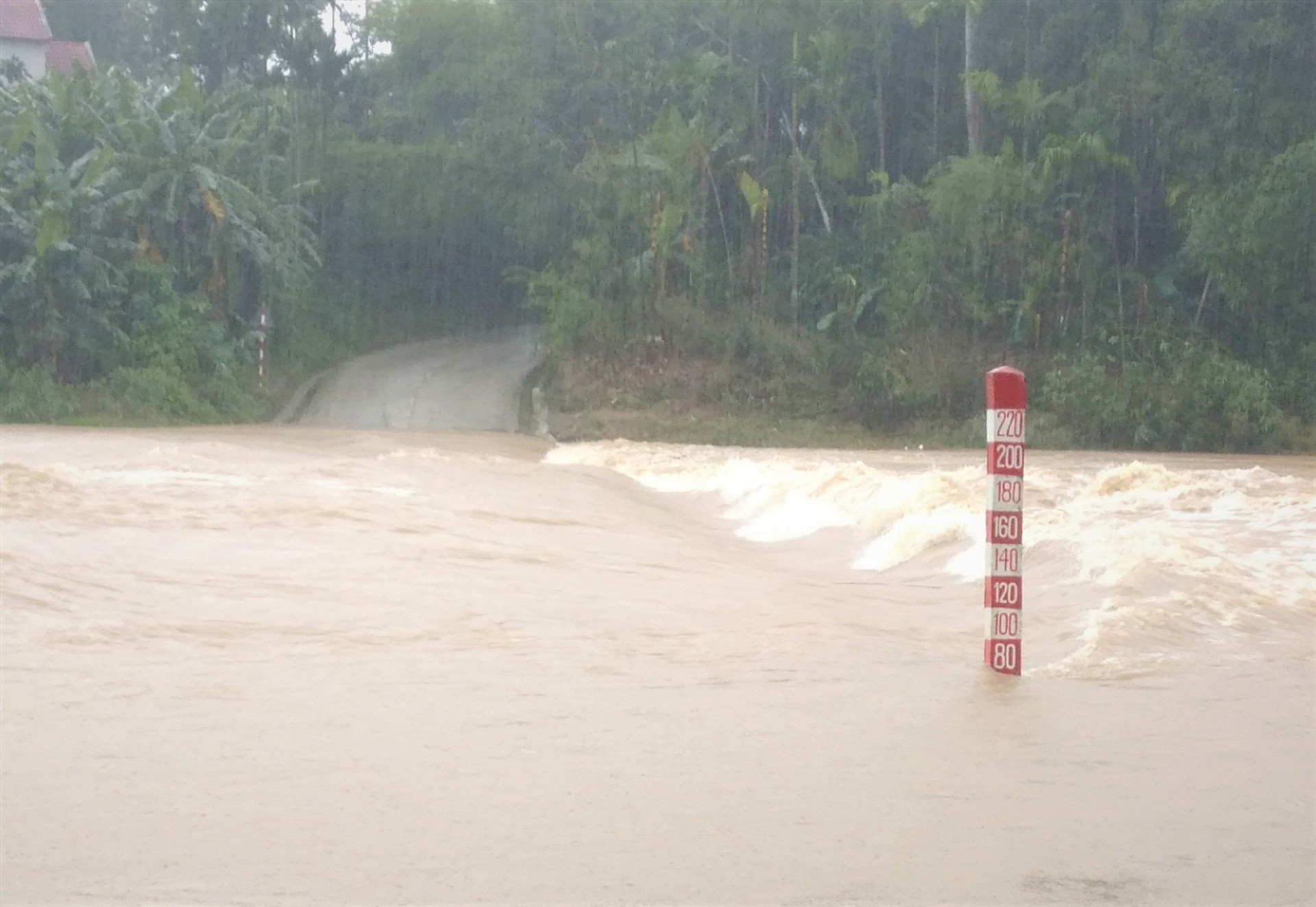 Ngầm suối Nứa nối trung tâm xã Trà Giang về nóc 3, thôn 1 xã bị nước lũ ngập gần nửa mét.