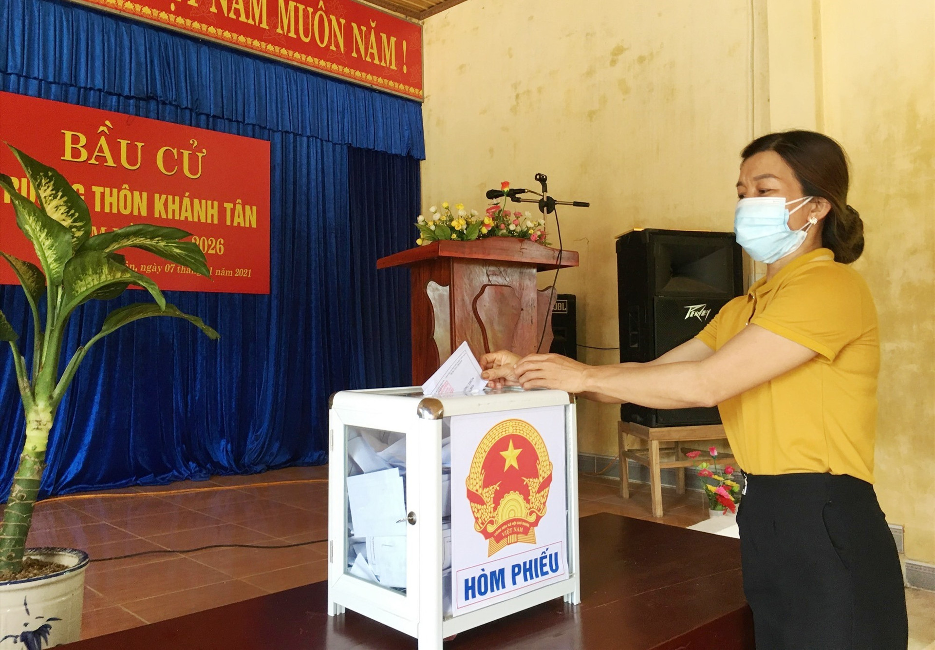 Cử tri xã Tam Dân tham gia bỏ phiếu bầu trưởng thôn. Ảnh: C.Đ