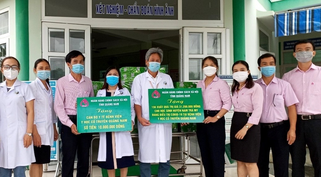 Ngân hàng CSXH Quảng Nam tặng quà đến học sinh điều trị Covid-19 và các y bác sỹ Bệnh viện Y học cô truyền Quảng Nam. Ảnh: Q.VIỆT