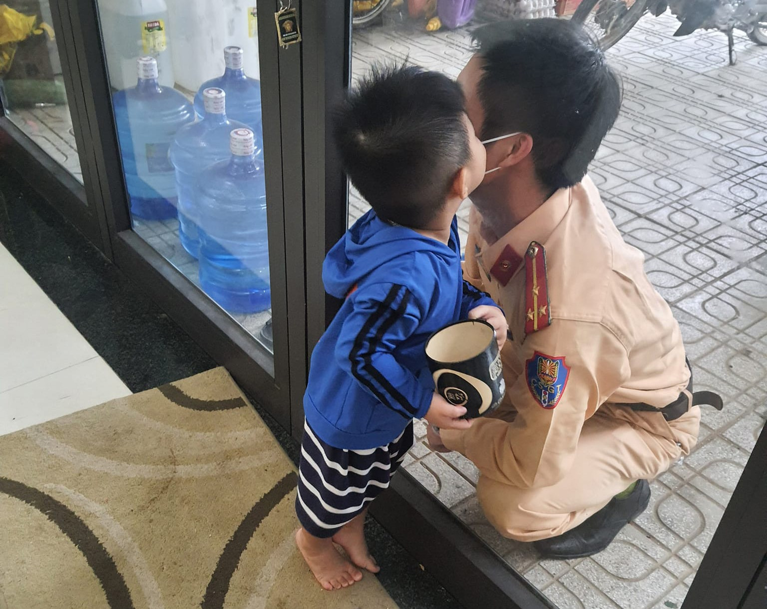 Anh Sang chỉ có thể ghé thăm con qua khung cửa kính. Ảnh: Facebook bà Nguyễn Thị Dự.