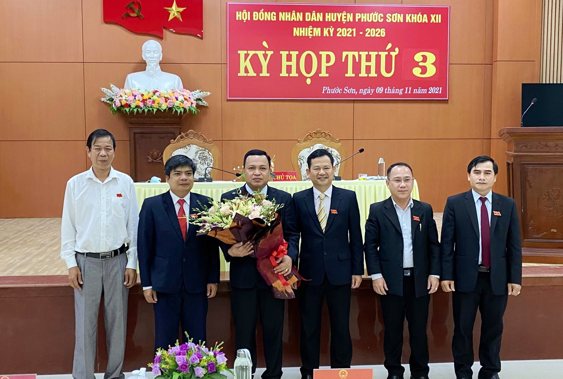 Lãnh đạo huyện Phước Sơn tặng hoa, chúc mừng Ông Đỗ Hoài Xoan được bầu giữ chức Phó chủ tịch UNBD huyện, nhiệm kỳ 2021-2026
