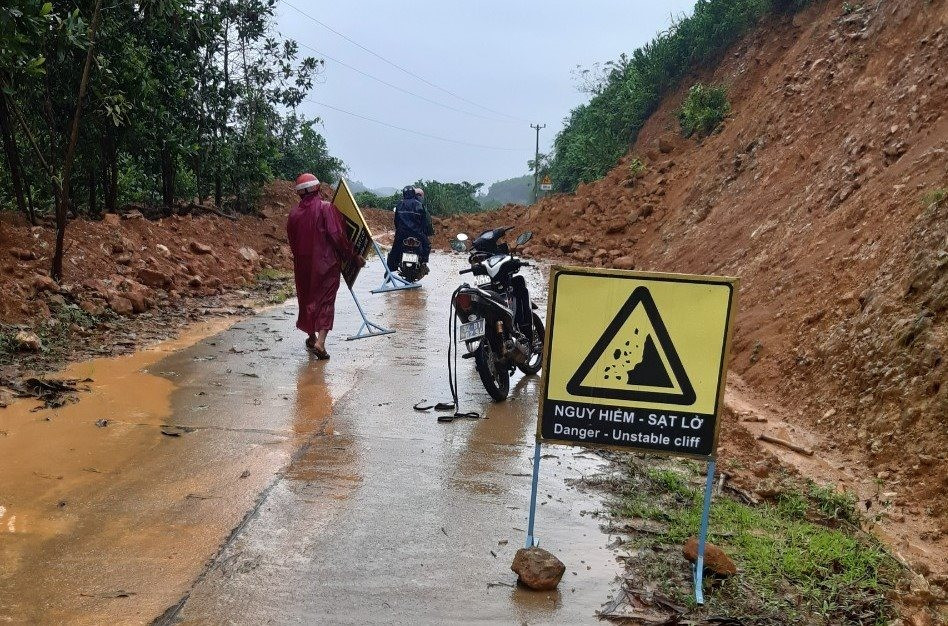 Lực lượng chức năng đặt biển cảnh báo nguy hiểm tại điểm sạt lở trên tuyến DH3 về xã Trà Nú, đoạn gần cầu Suối Roai, nóc 4.