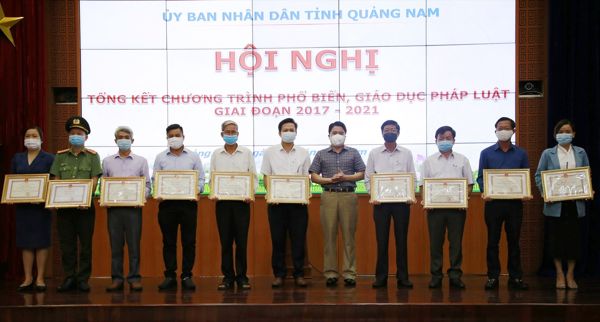 Phó Chủ tịch UBND tỉnh Trần Văn Tân trao tặng Bằng khen cho các tập thể, cá nhân có thành tích xuất sắc trong công tác PBGDPL giai đoạn 2017 - 2021. Ảnh: C.Đ