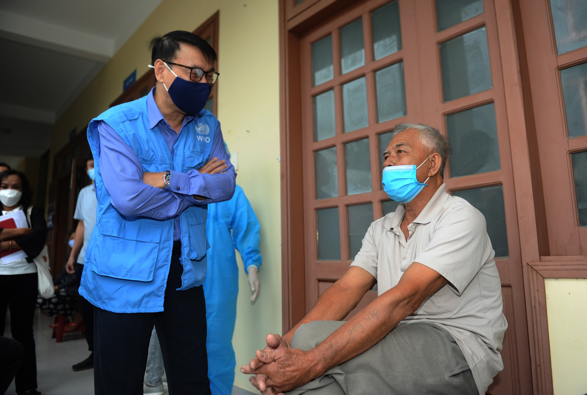 TS - BS Vũ Minh Hương cán bộ phụ trách tiêm chủng vắc xin của WHO tìm hiểu tâm lý người dân khi tiêm vắc xin