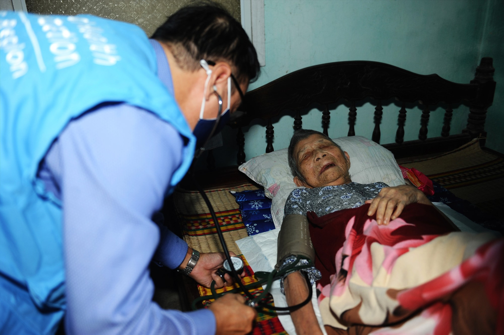 Đích thân TS-BS Vũ Minh Hương tới nhà khám bệnh để tim vắc xin ngừa Covid cho mẹ VNAH Trần Thị Thùy 104 tuổi tại xã Cẩm Thanh