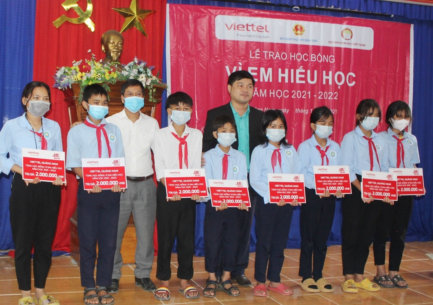 Trao học bổng cho các em học sinh trường Phổ thông Dân tộc bán trú THCS Nguyễn Văn Trỗi. Ảnh: ĐH