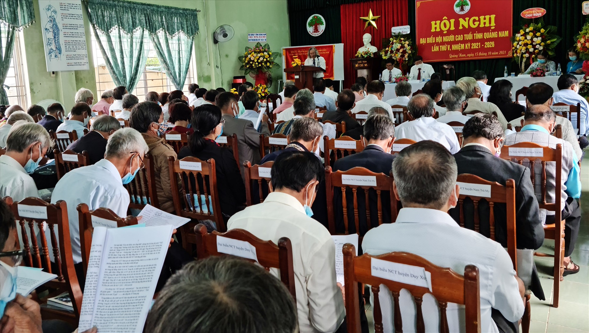 Người cao tuổi ở Quảng Nam được tạo điều kiện thường xuyên tham gia các đợt sinh hoạt chính trị, các hoạt động thường kỳ. Ảnh: H.L