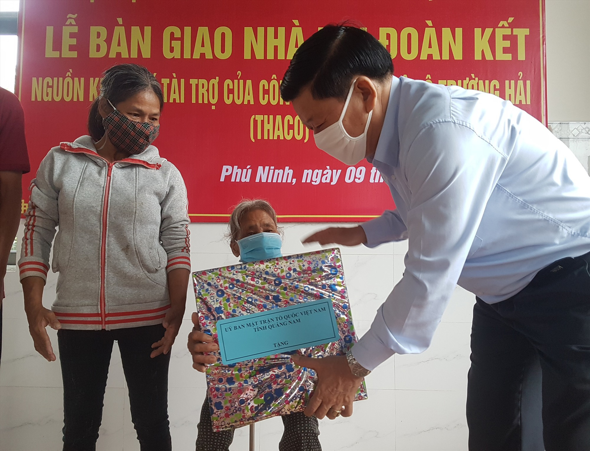 Ông Lê Thái Bình - Phó Chủ tịch Ủy ban MTTQ Việt Nam tỉnh tặng quà hộ dân nhận nhà đại đoàn kết. Ảnh: D.L