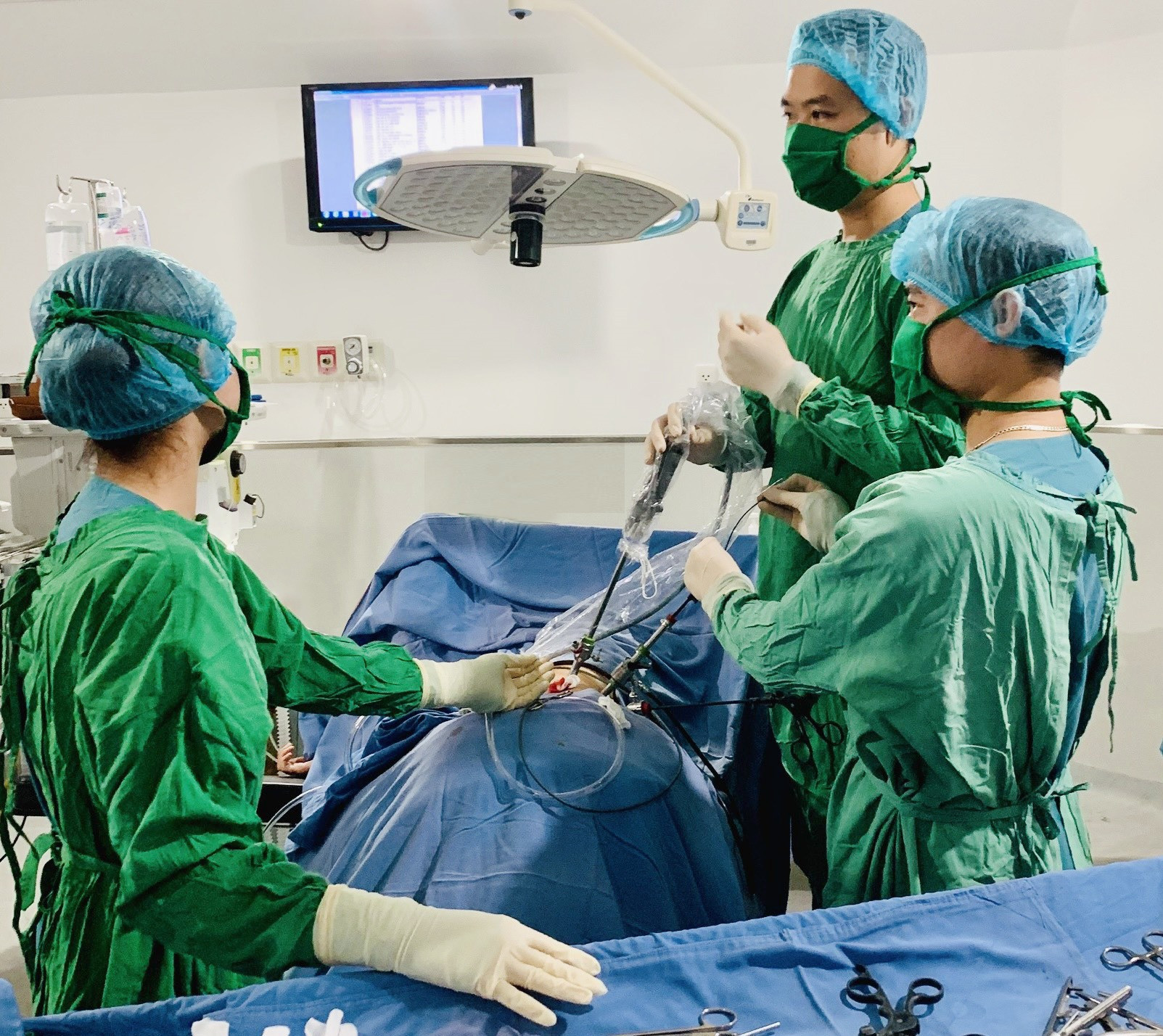 Các bác sỹ Bệnh viện Đa khoa Gia Đình thực hiện phẫu thuật nội soi cho bệnh nhân