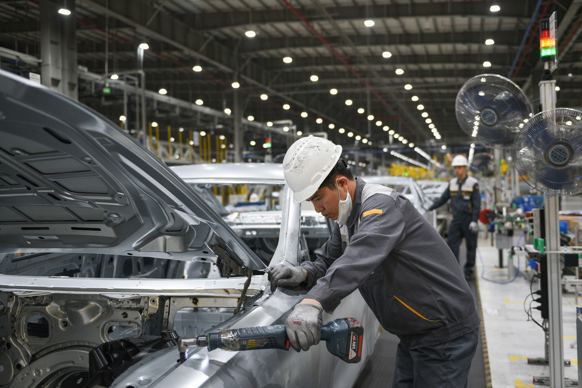 Công nhân lắp ráp ô tô tại nhà máy của VinFast tại thành phố Hải Phòng, Việt Nam. Sản xuất trong nước đang trở lại bình thường khi đại dịch bùng phát