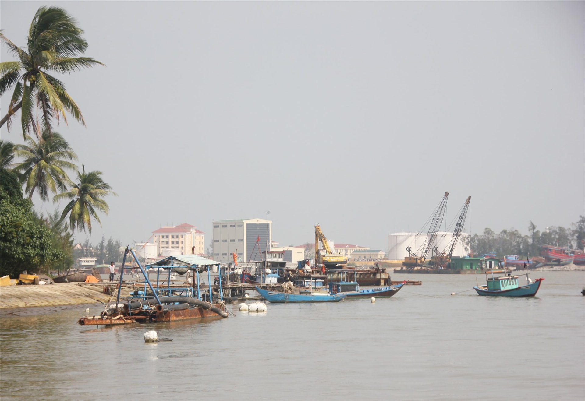 Dự án nạo vét thoát lũ khẩn cấp sông Trường Giang đã thanh toán vượt so giá trị quyết toán cần phải được thu hồi về ngân sách nhà nước. Ảnh: HÀ QUANG