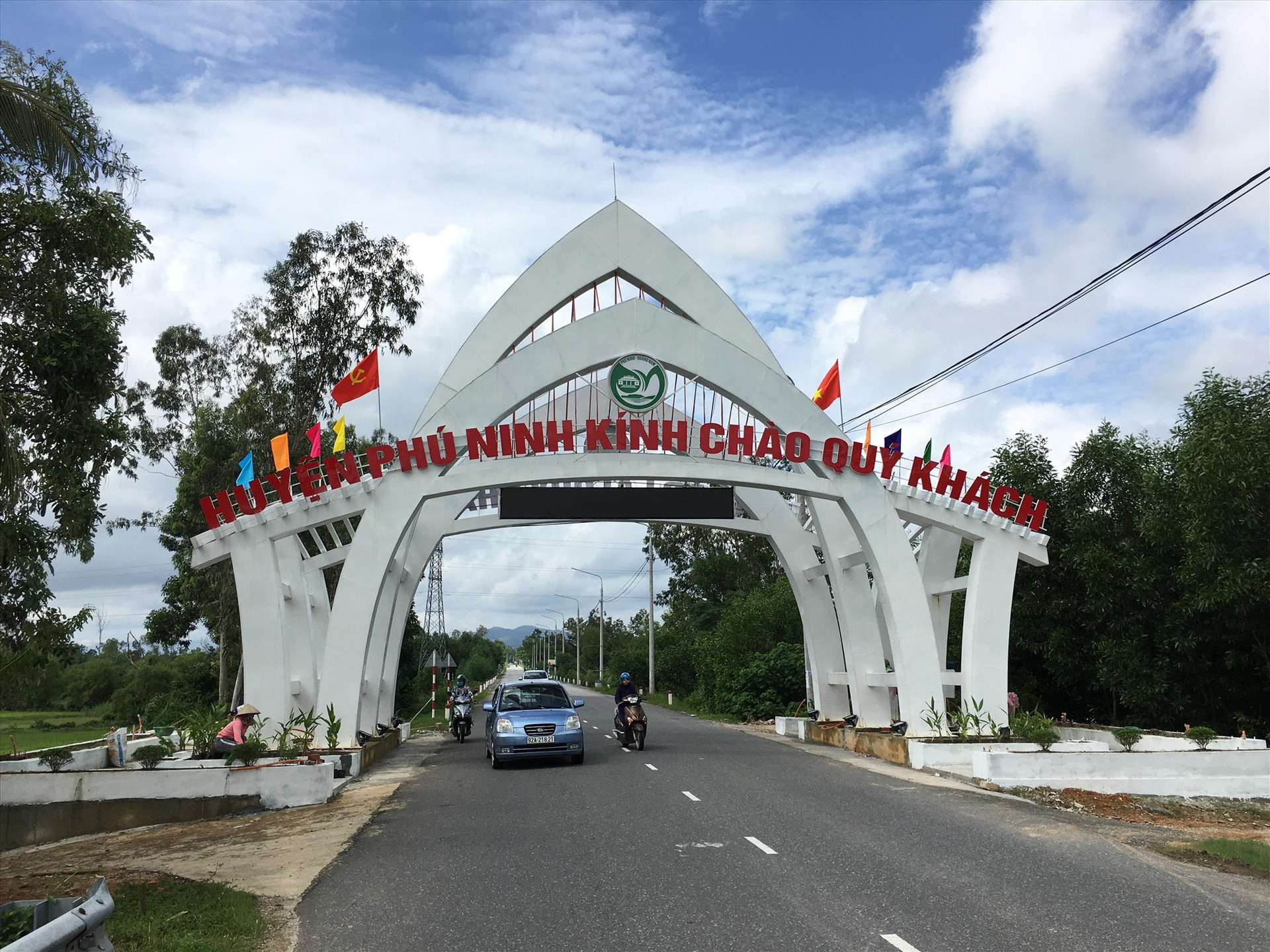 Đường lên huyện nông thôn mới Phú Ninh. Ảnh: QNO