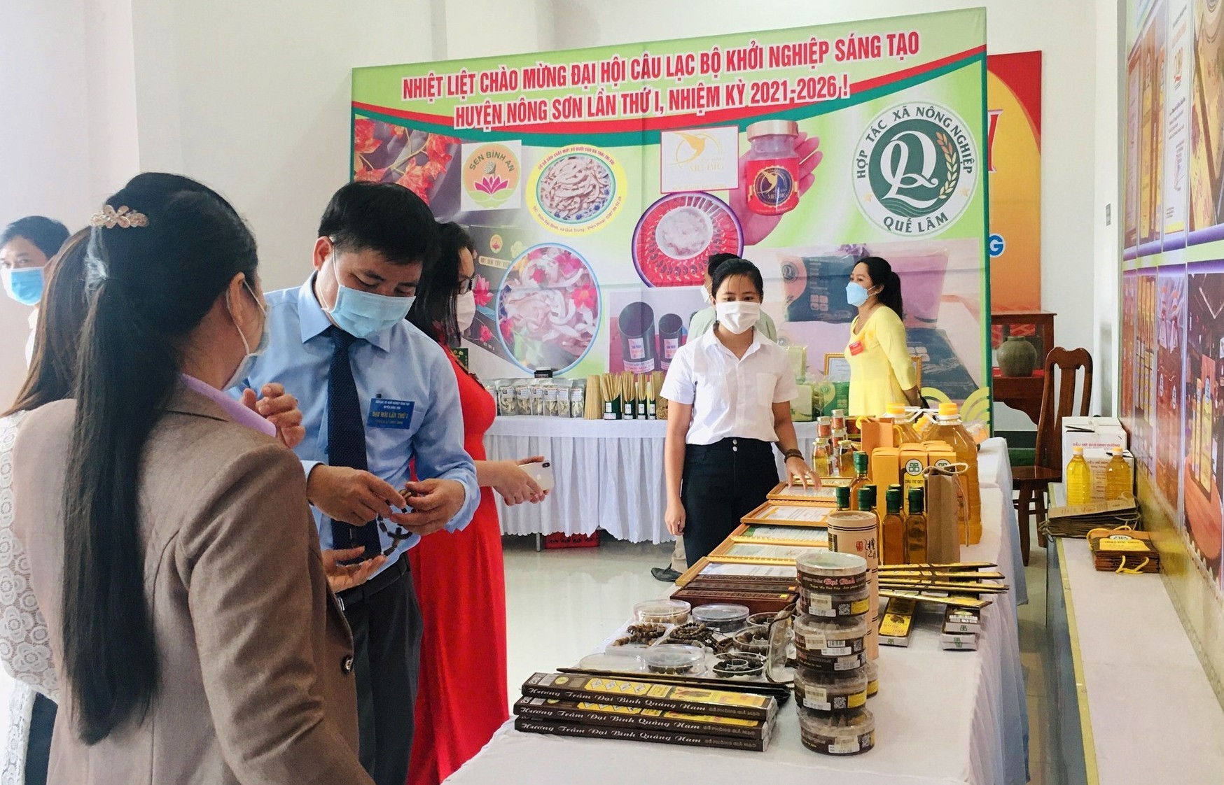 Đại biểu tham quan gian hàng trưng bày sản phẩm của các thành viên CLB Khởi nghiệp sáng tạo huyện Nông Sơn. Ảnh: LÊ THÔNG
