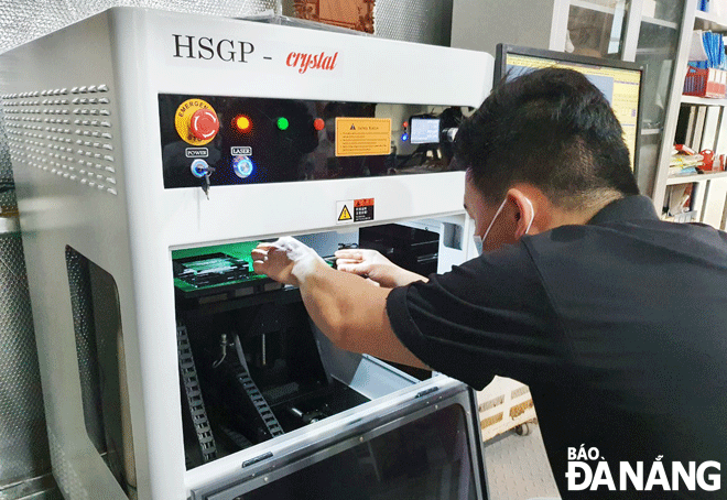 Máy khắc laser được Công ty TNHH MTV Giải pháp và ứng dụng công nghệ Inteltech đầu tư gần 1 tỷ đồng, trong đó có 300 triệu đồng từ nguồn vốn khuyến công. Ảnh: KHÁNH HÒA