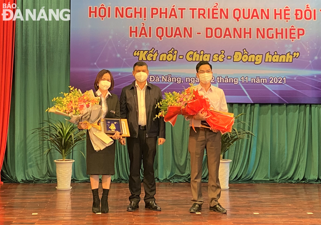 Phó Chủ tịch Thường trực UBND thành phố Hồ Kỳ Minh (giữa) trao giấy khen của Cục Hải quan thành phố cho các đơn vị có đóng góp lớn cho công tác thu ngân sách xuất nhập khẩu. Ảnh: M.QUẾ