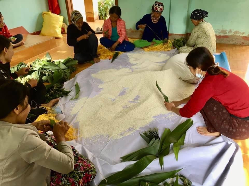 Phụ nữ Đông Giang cùng nhau gói bánh sừng trâu để kịp nấu tặng người dân vùng dịch ở Phước Sơn, Nam Giang. Ảnh: Q.H