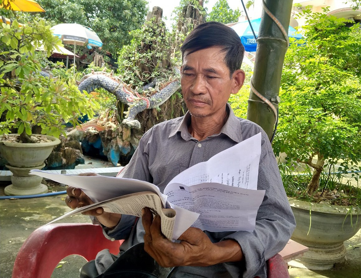 Ông Nguyễn Thiện phản ánh với phóng viên Báo Quảng Nam về vụ việc tranh chấp đất đai với bà Nguyễn Thị Siêng. Ảnh: N.Đ