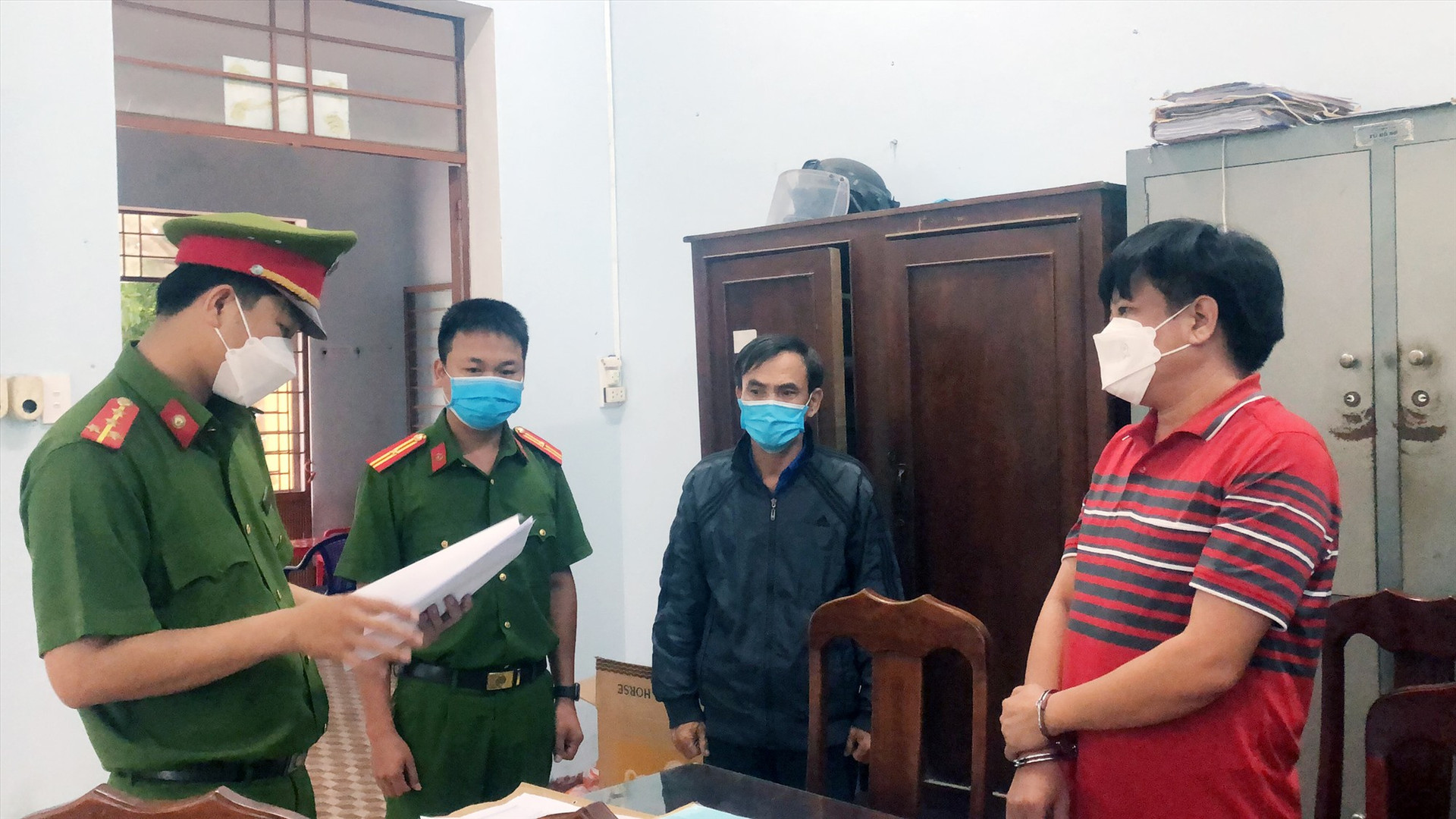 Công an huyện Thăng Bình thực hiện Lệnh bắt giam bị can Phong để tiếp tục điều tra. Ảnh T.K.