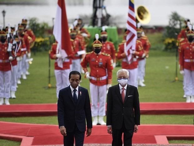 Malaysian Prime Minister Ismail Sabri Yaakob (R) and Indonesian President Joko Widodo (Photo: theborneopost)