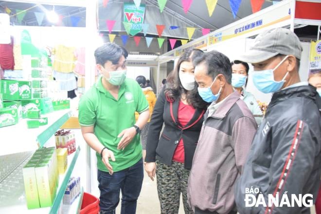 Các mặt hàng trong phiên chợ chủ yếu thuộc các ngành hàng thực phẩm, công nghệ thực phẩm, đồ gia dụng, hóa mỹ phẩm....