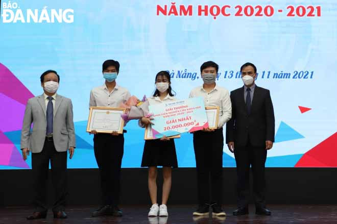 PGS.TS Nguyễn Ngọc Vũ - Giám đốc ĐH Đà Nẵng (bên trái) trao giải Nhất cho sinh viên ĐH Sư phạm Kỹ thuật. Ảnh: NGỌC HÀ.