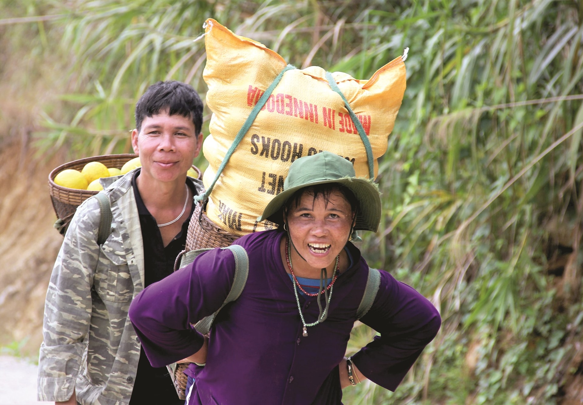 Cam được mùa, vợ chồng ông Riah Nhoót (thôn A Rooi, xã Ga Ry) gùi từng bao mang về nhà bán cho thương lái.