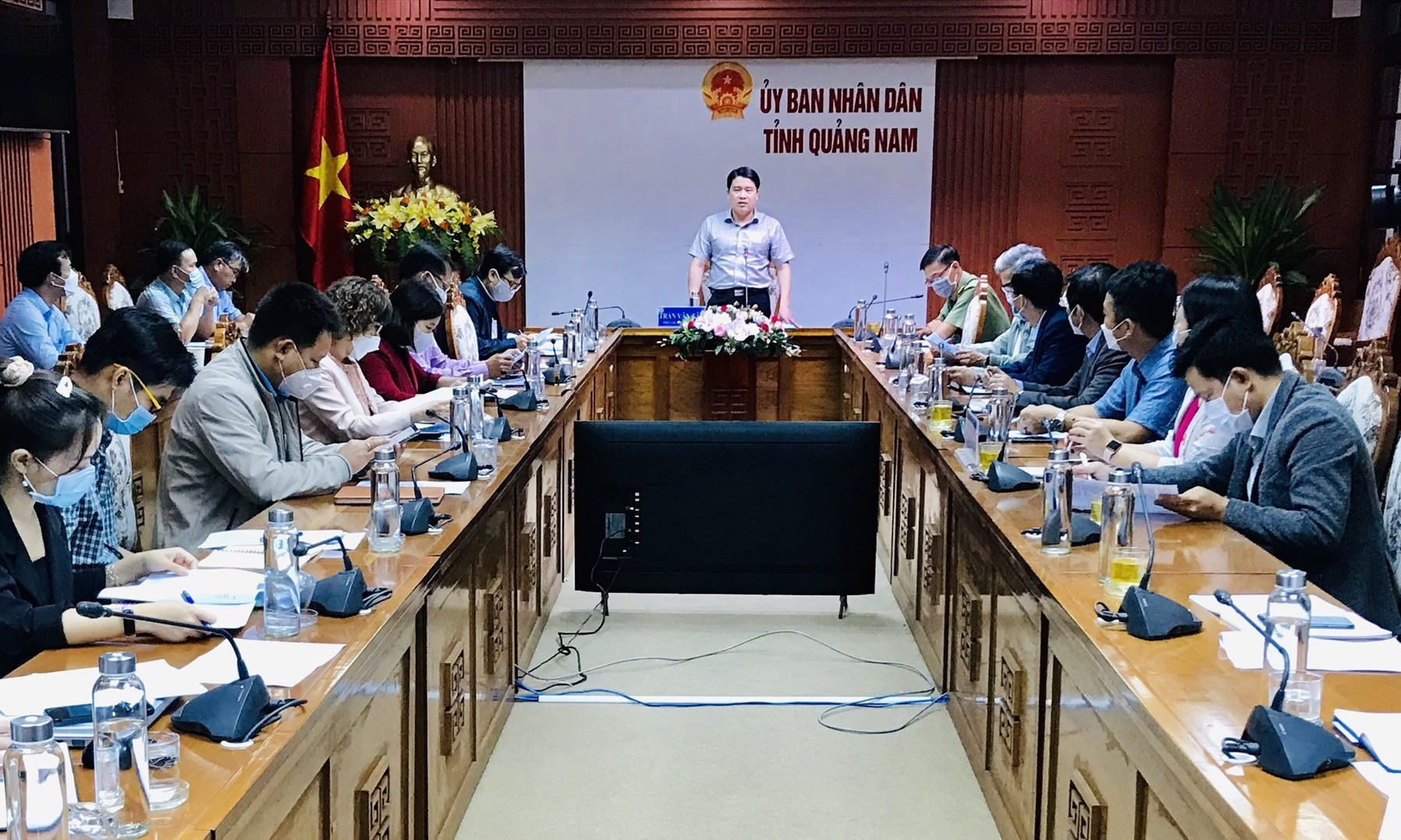 Phó Chủ tịch UBND tỉnh Trần Văn Tân chủ trì buổi làm việc. Ảnh: Q.T