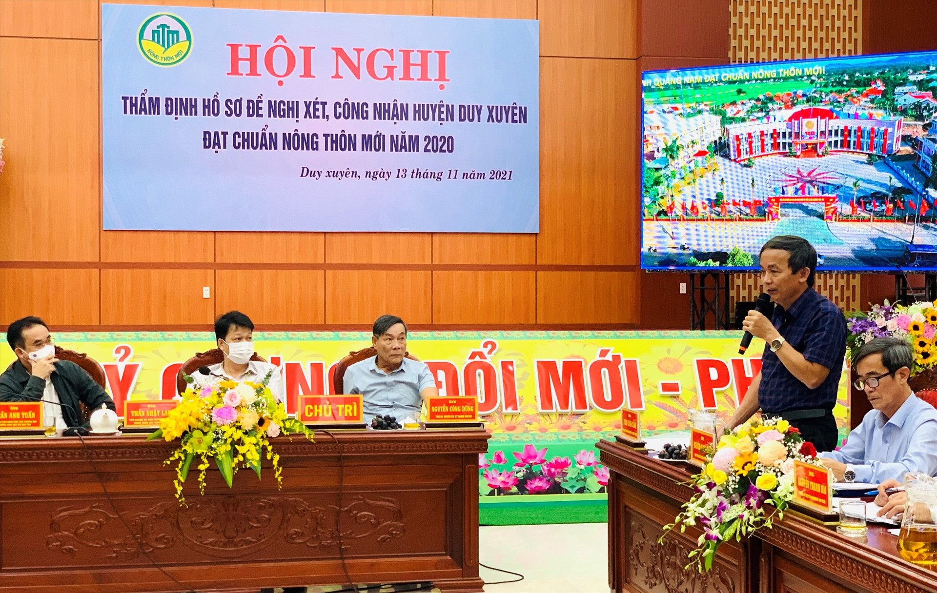 Ông Phan Xuân Cảnh – Chủ tịch UBND huyện Duy Xuyên báo cáo kết quả xây dựng huyện NTM. Ảnh: T.S