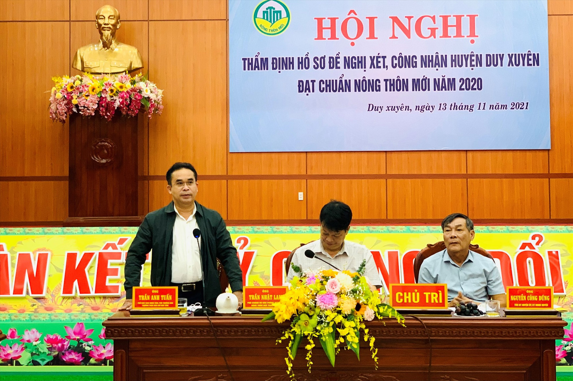 Phó Chủ tịch UBND tỉnh Trần Anh Tuấn đánh giá cao thành tựu xây dựng huyện NTM của Duy Xuyên. Ảnh: T.S