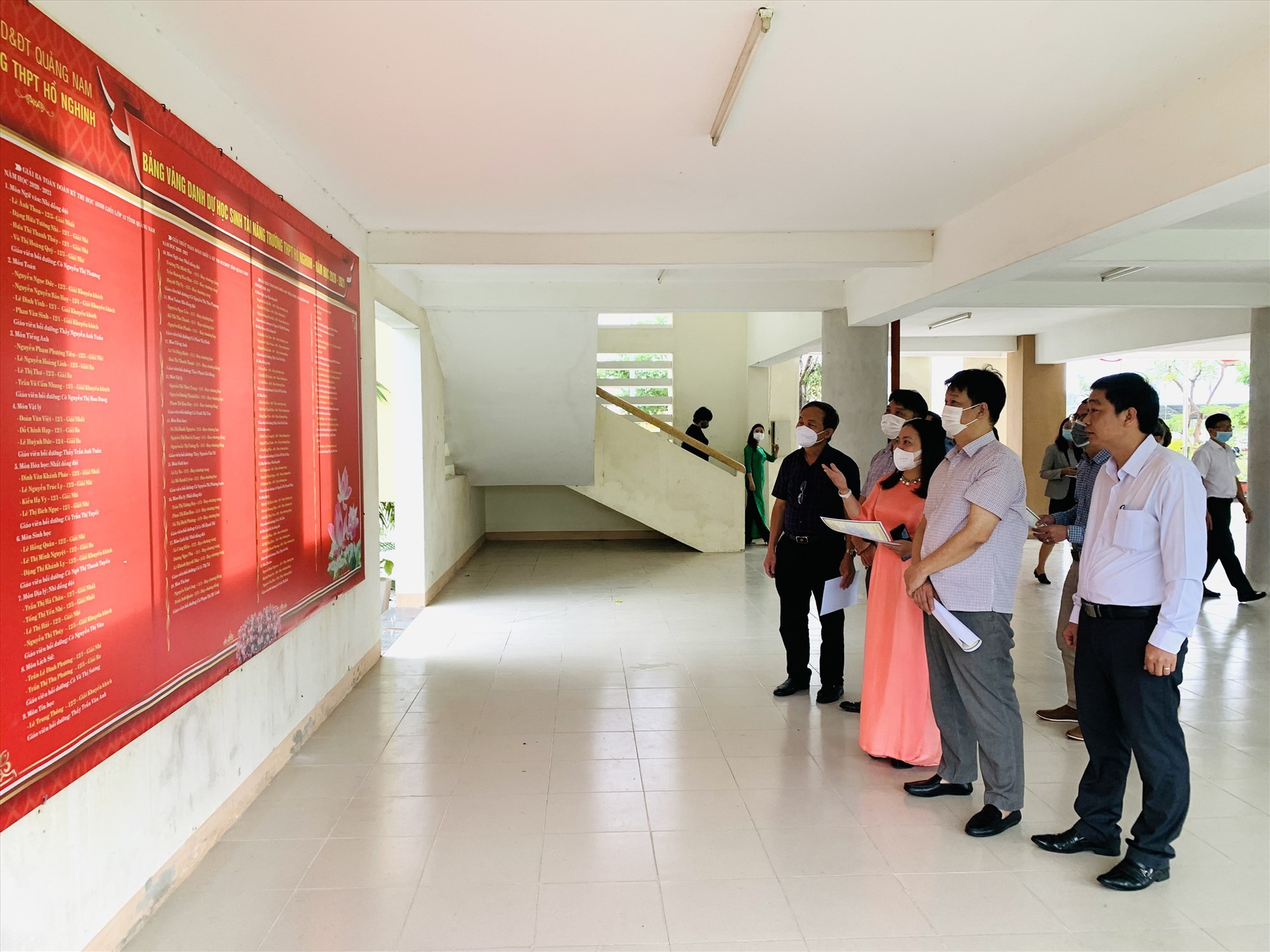 Đoàn công tác thăm và kiểm tra cơ sở vật chất của Trường THPT Hồ Nghinh (xã Duy Thành). Ảnh: T.S