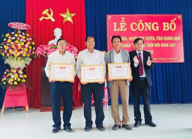 UBND xã Duy Hòa khen thưởng 3 tập thể có thành tích xuất sắc trong xây dựng xã NTM nâng cao.  Ảnh: T.N