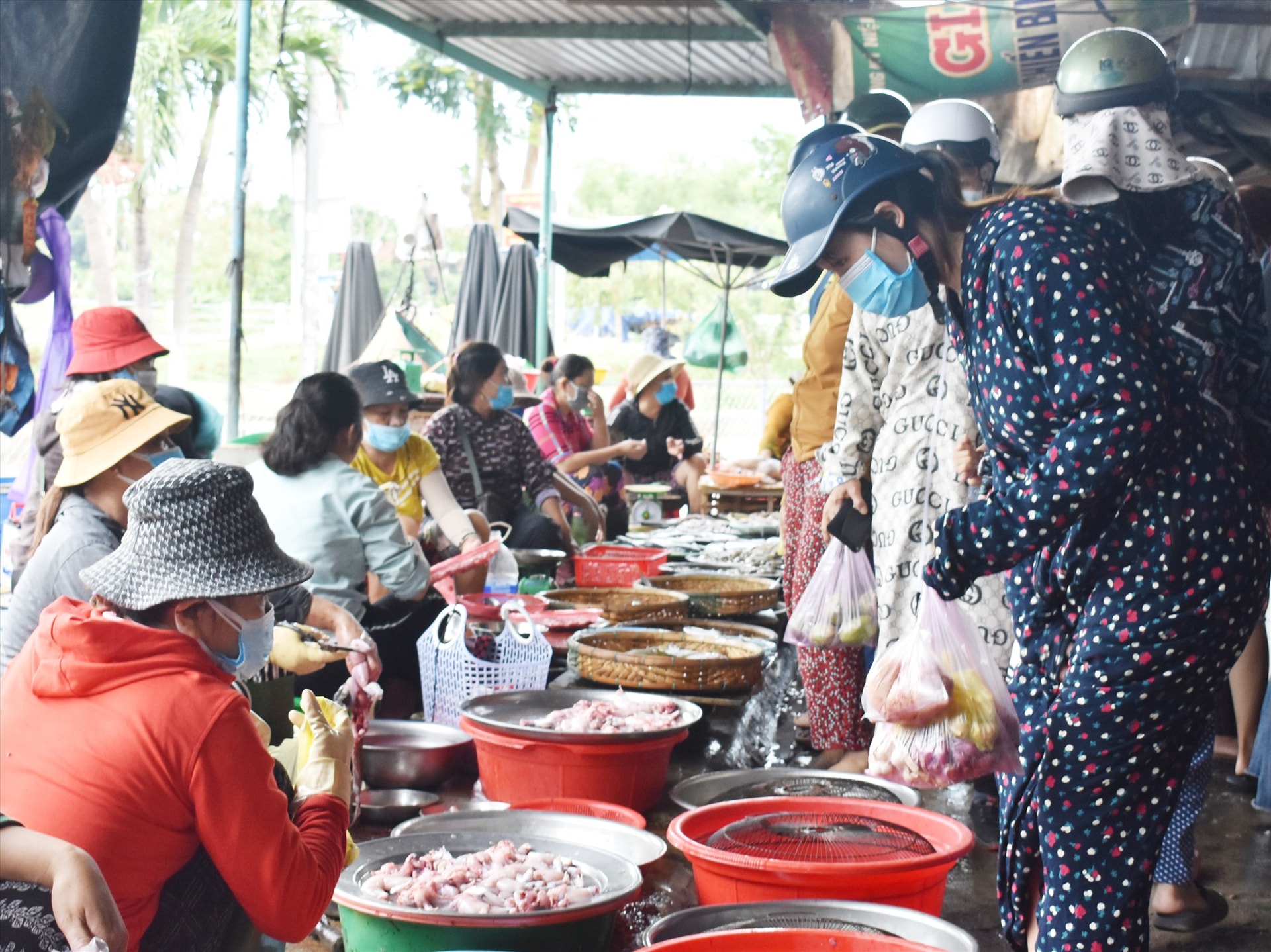 Việc chuyển đổi mô hình quản lý chợ truyền thống tại nhiều địa phương vẫn còn rất chậm do thiếu văn bản hướng dẫn. Ảnh: V.LỘC