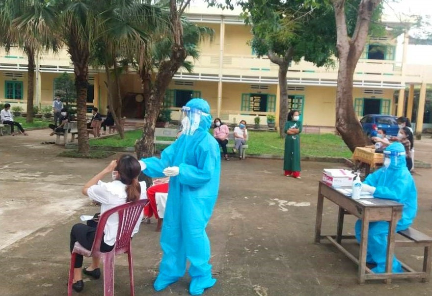 Nhiều trường học tại Đại Lộc đã được triển khai lấy mẫu test nhanh phòng chống dịch Covid-19. Ảnh: T.N
