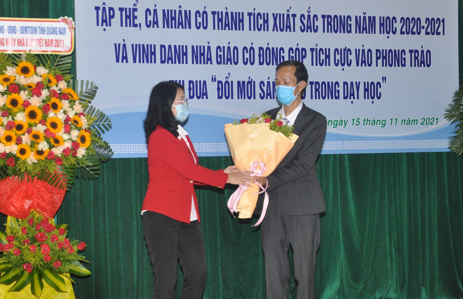 Phó trưởng Ban Tuyên giáo Tỉnh ủy Huỳnh Thị Tuyết tặng hoa chúc mừng  Trường Phổ thông DTNT tỉnh được tỉnh đề nghị tặng Huân chương Độc lập. Ảnh: X.P