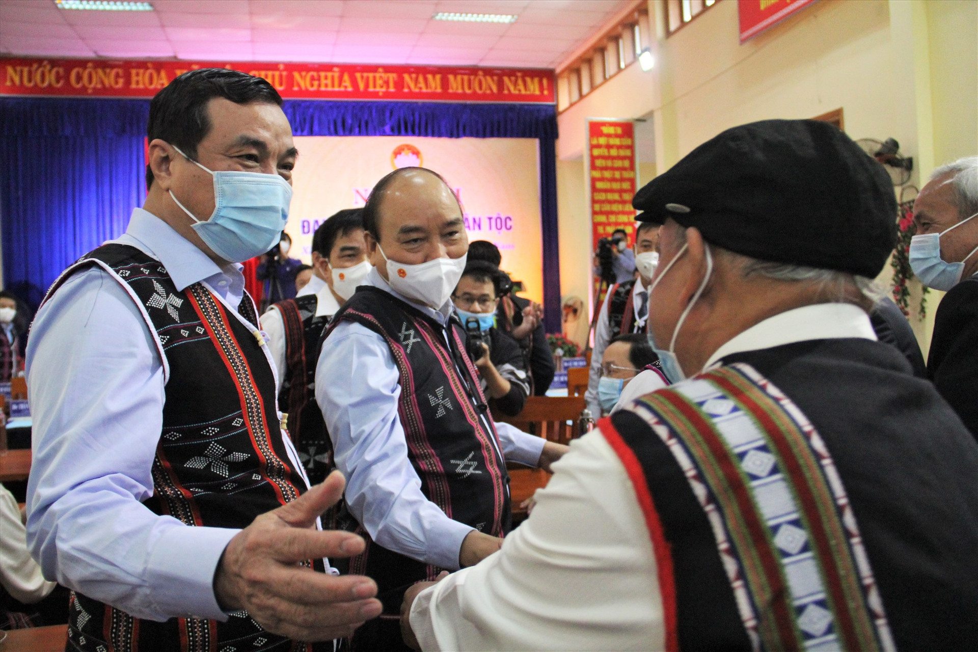 Chủ tịch nước Nguyễn Xuân Phúc thăm hỏi, động viên các già làng uy của huyện Đông Giang và Tây Giang. Ảnh: N.V