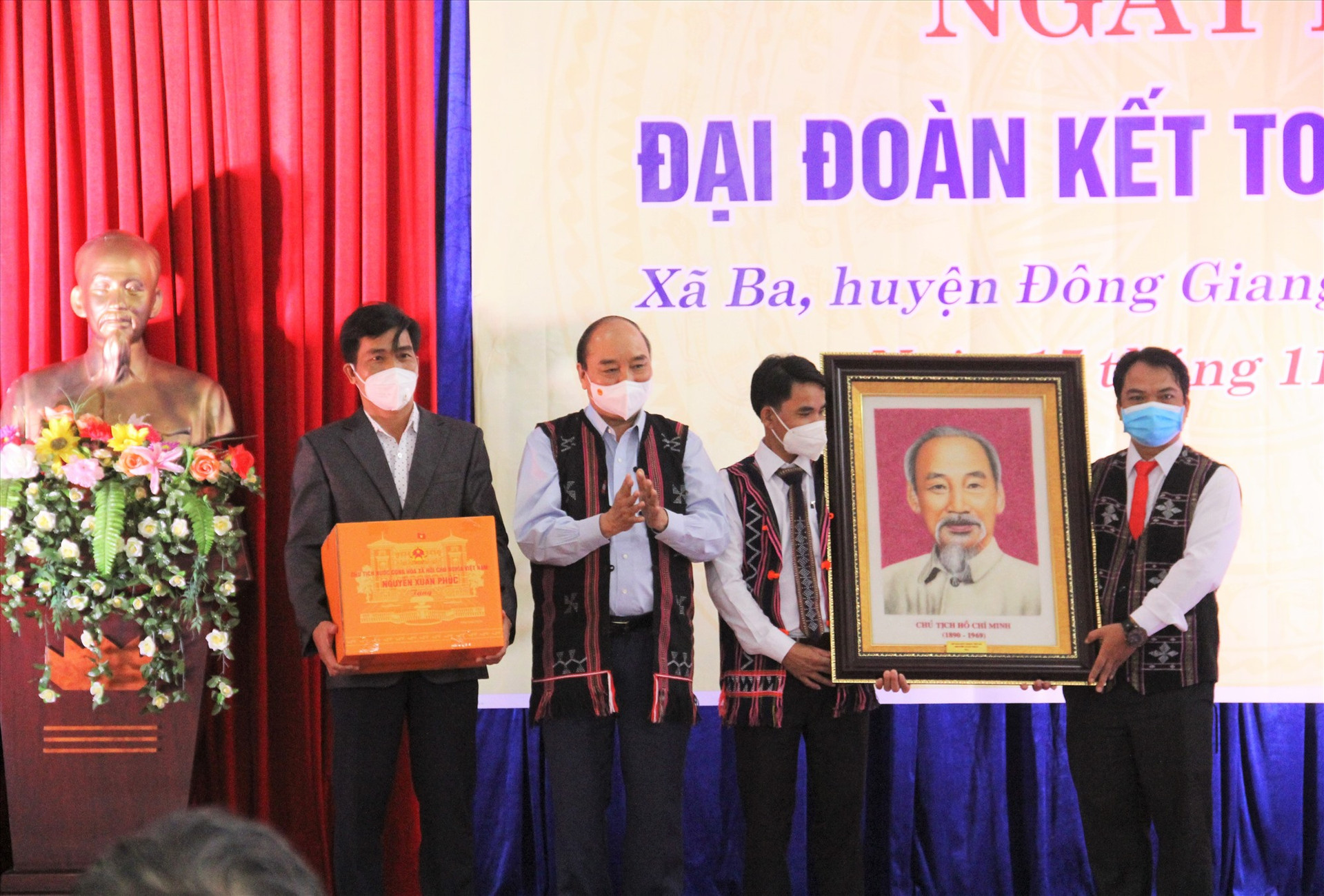 Thay mặt đoàn công tác, Chủ tịch nước Nguyễn Xuân Phúc trao quà tặng chân dung Chủ tịch Hồ Chí Minh cho Đảng bộ, chính quyền xã Ba. Ảnh: N.V