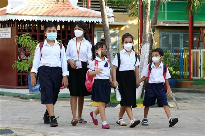 Học sinh đeo khẩu trang phòng Covid-19 khi tới trường tại Phnom Penh, Campuchia, ngày 1-11-2021. Ảnh: THX/ TTXVN