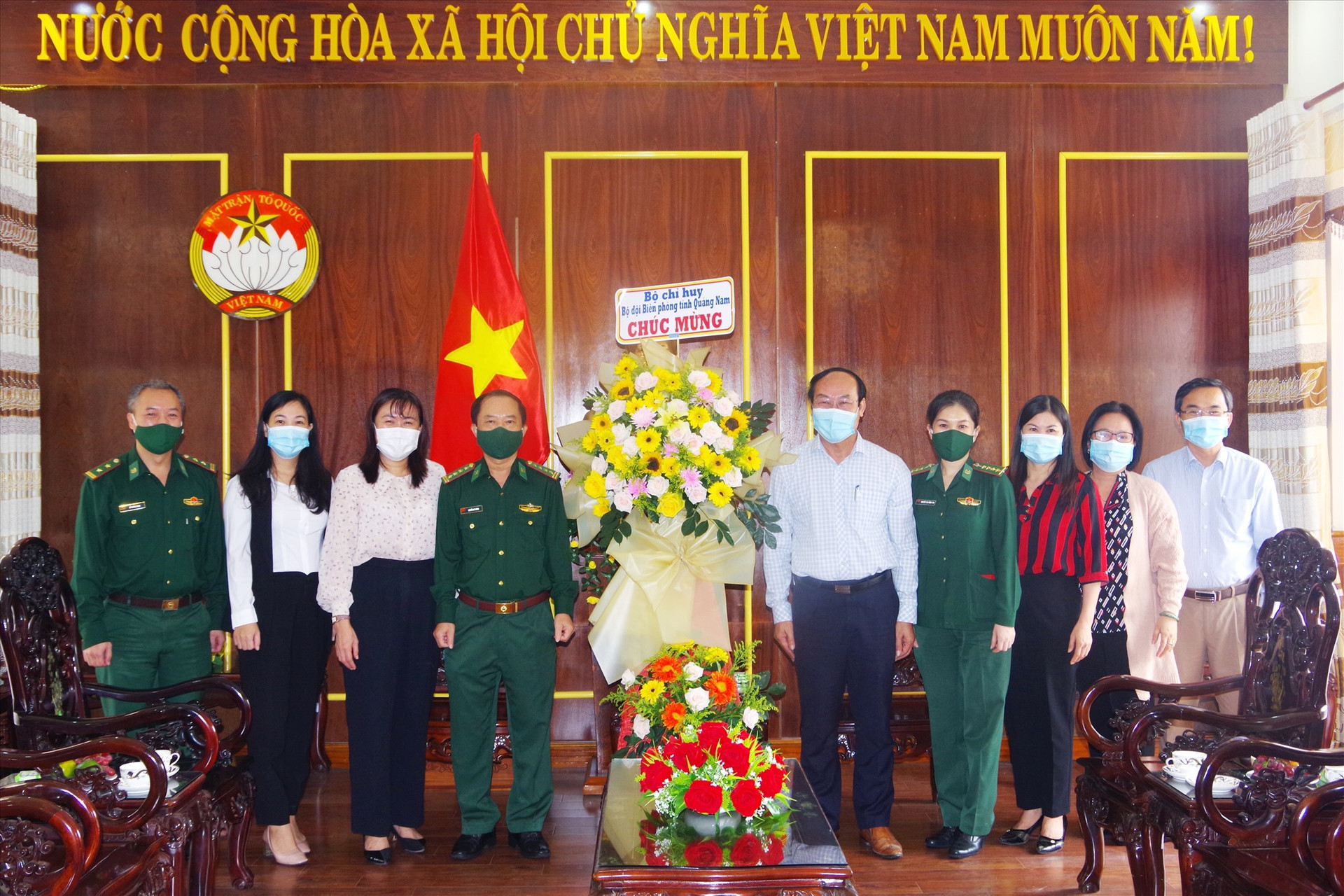 Bộ đội Biên phòng tỉnh tặng hoa chúc mừng ngày thành lập MTTQ Việt Nam. Ảnh: HUỲNH CHÍN