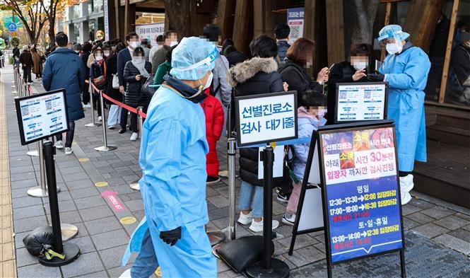 Người dân xếp hàng chờ xét nghiệm COVID-19 tại Seoul, Hàn Quốc, ngày 11-11-2021. Ảnh: Yonhap/ TTXVN