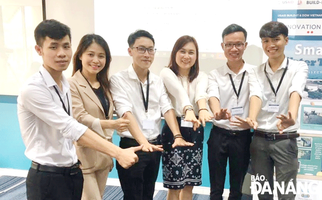 TS. Nguyễn Thị Anh Thư (thứ 2 từ trái sang) và nhóm sinh viên xuất sắc tại cuộc thi Đổi mới sáng tạo kỹ thuật eProjects. (Ảnh chụp thời điểm không có Covid-19).  Ảnh: NGỌC HÀ