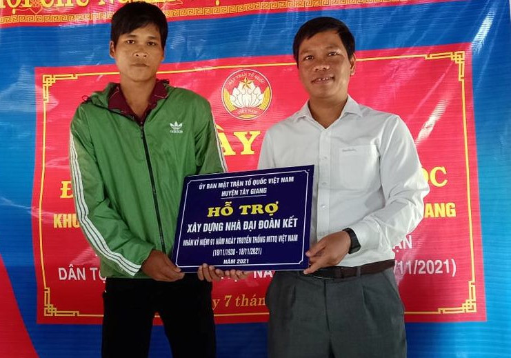 Ủy ban MTTQ Việt Nam huyện trao tặng nhà Đại đoàn kết cho gia đình anh Ating Vươn, thôn Aréc, xã A Vương. Ảnh: H.THÚY