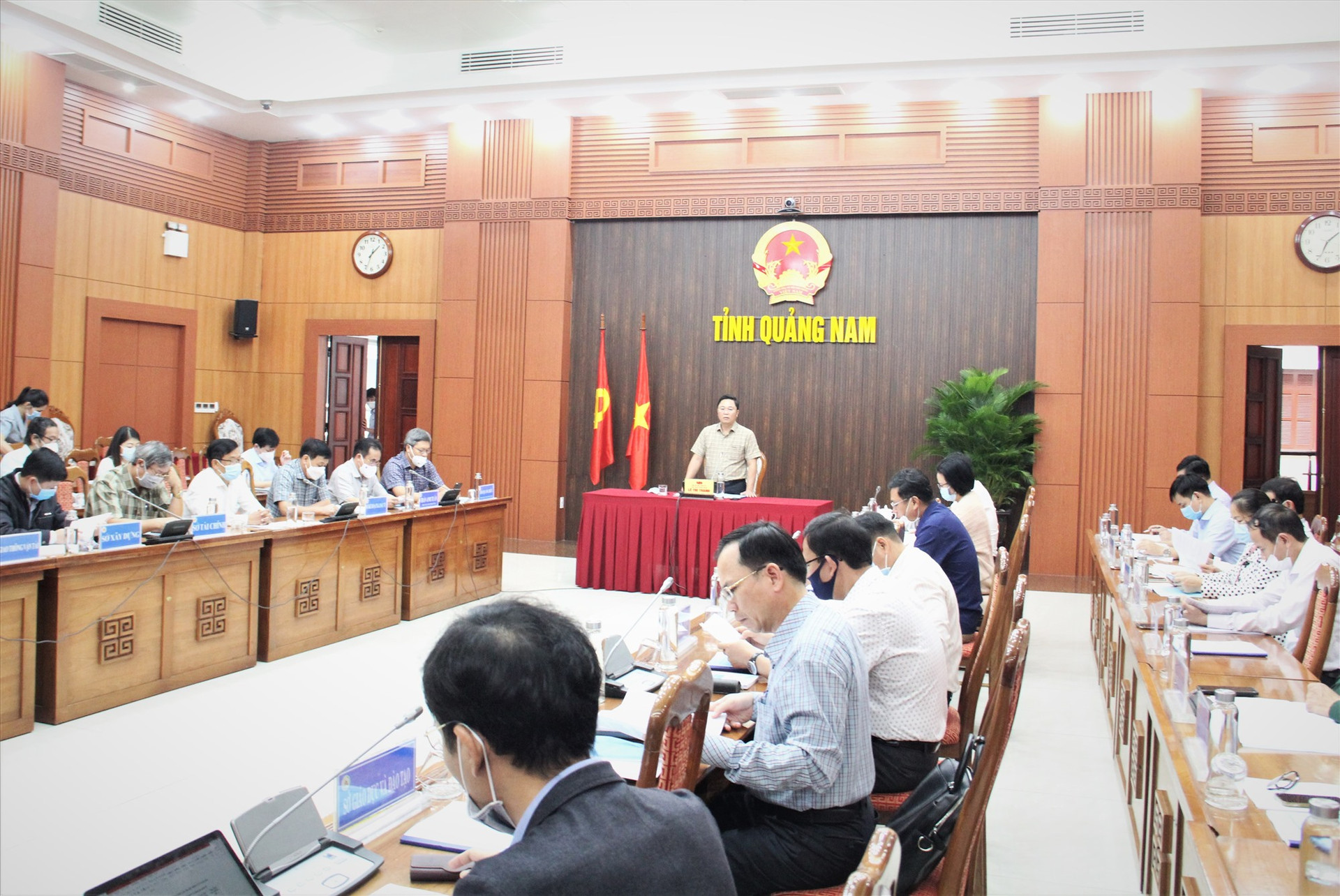 Chủ tịch UBND tỉnh Lê Trí Thanh chủ trì cuộc họp trực tuyến với các huyện miền núi vào chiều nay 17.11. Ảnh: A.N