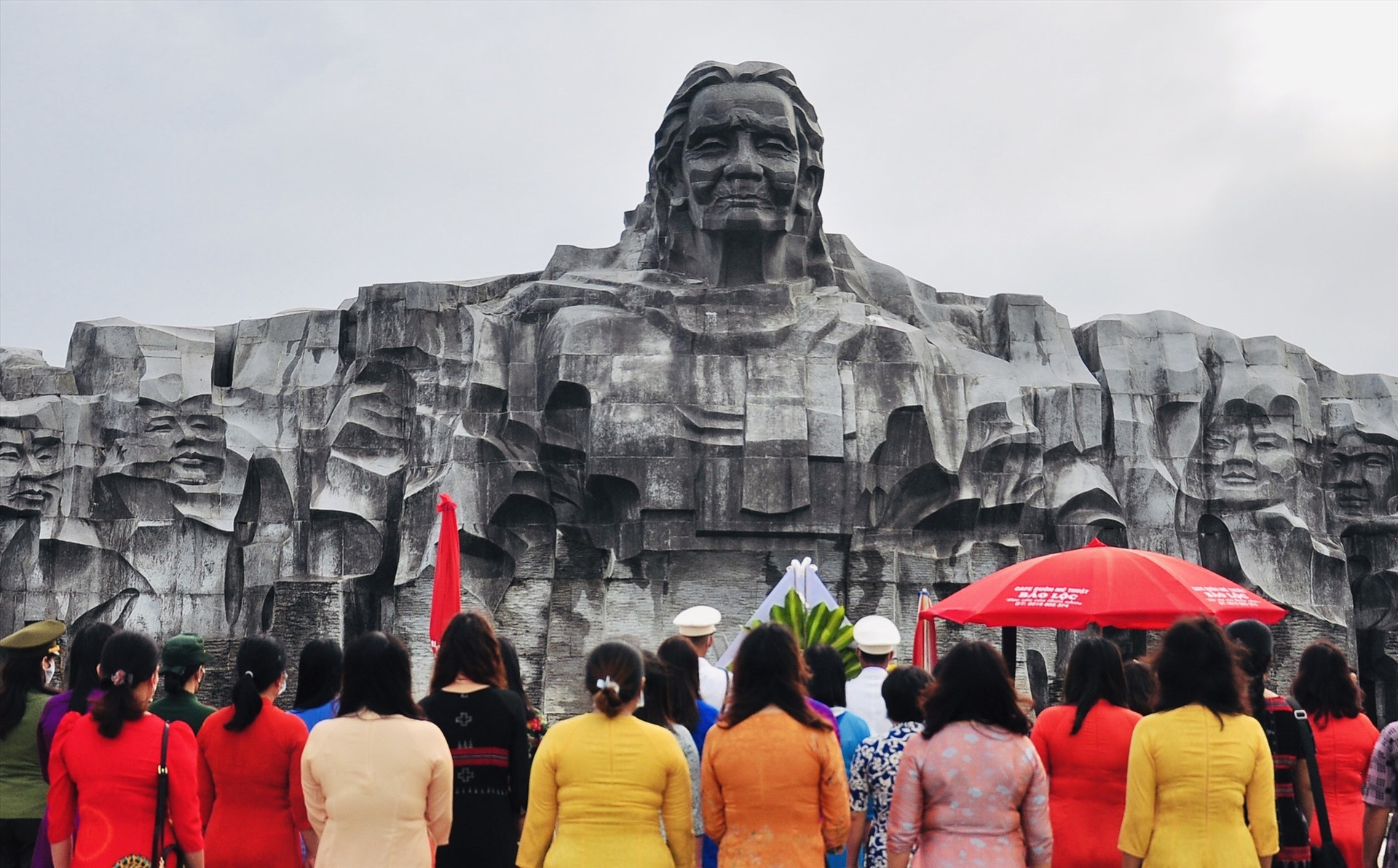 Đại biểu dâng hoa Tượng đài Mẹ Việt Nam anh hùng. Ảnh: VINH ANH