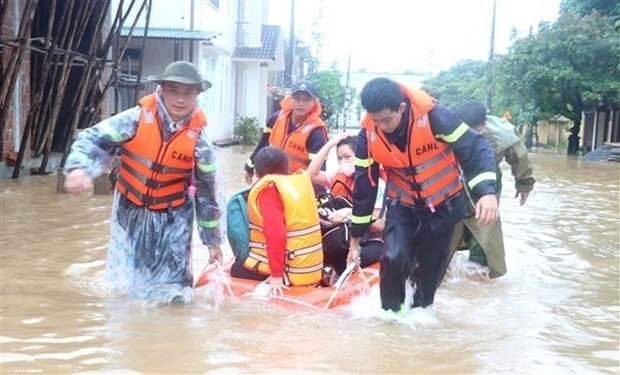 Rescuers use a boat to move children to safe places amid the historic flood in the central province of Quang Tri last year. (Photo: VNA)