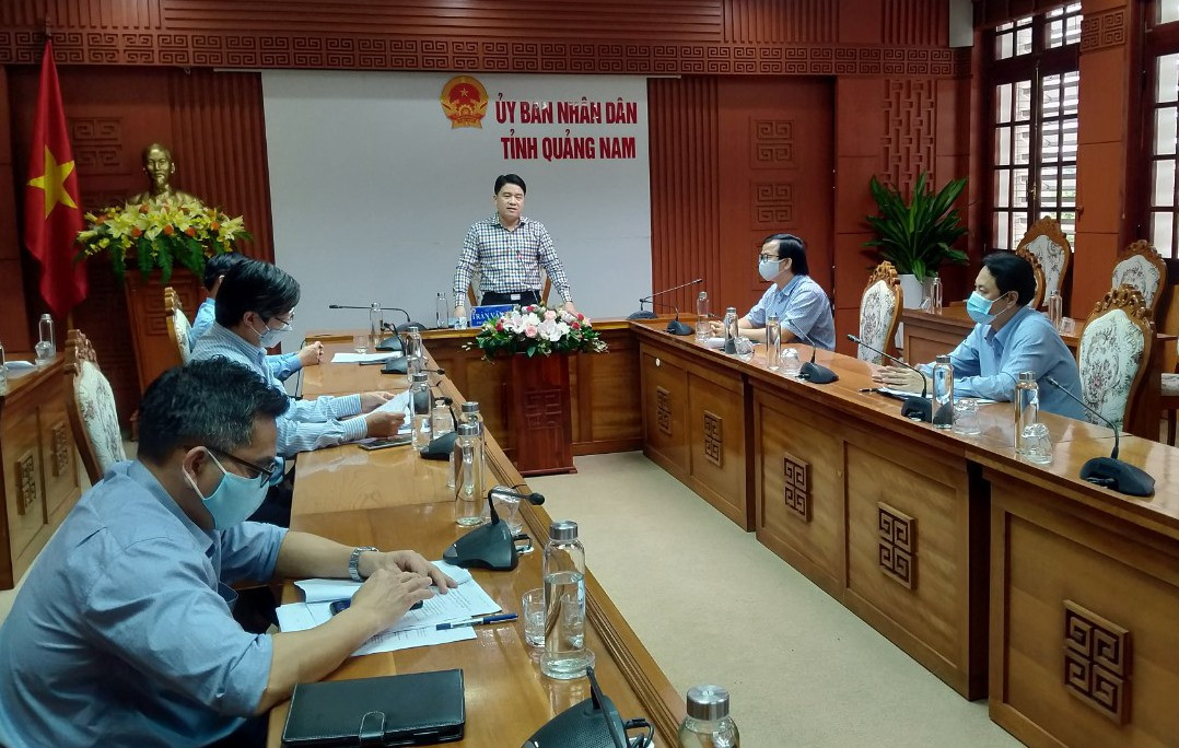 Phó Chủ tịch UBND tỉnh Trần Văn Tân phát biểu thảo luận tại buổi toạ đàm.